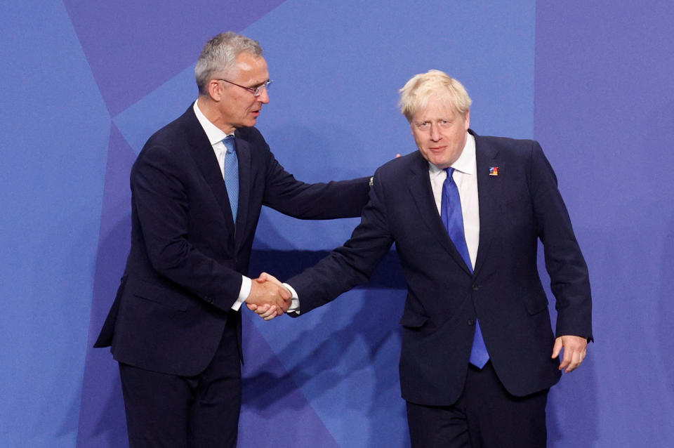 Nato-Generalsekretär Jens Stoltenberg dem britischen Premier Boris Johnson (Bild: Reuters)