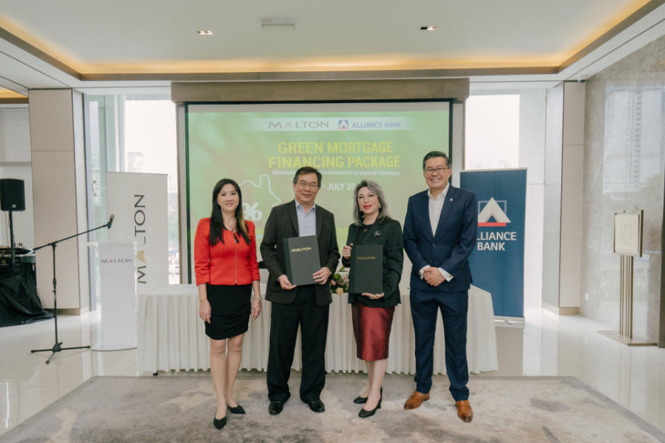 (Left) Kelvin Choo, CEO of Property Development of Malton with (right) Gan Pai Li, Group Chief Consumer Banking Officer of Alliance Bank, signing a MOU to mark strategic partnership on sustainable development and green financing in the housing sector.