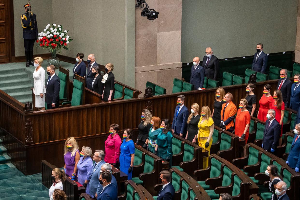 Des députés polonais arborent les couleurs du drapeau LGBT - Wojtek RADWANSKI/AFP