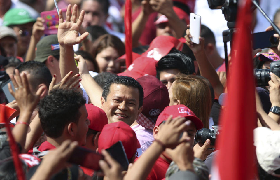 El candidato presidencial Hugo Martínez, del Frente Farabundo Martí para la Liberación Nacional (FMLN), saluda a sus simpatizantes durante el cierre de campañas en San Salvador, El Salvador, el domingo 27 de enero de 2019. (AP Foto/Salvador Melendez)