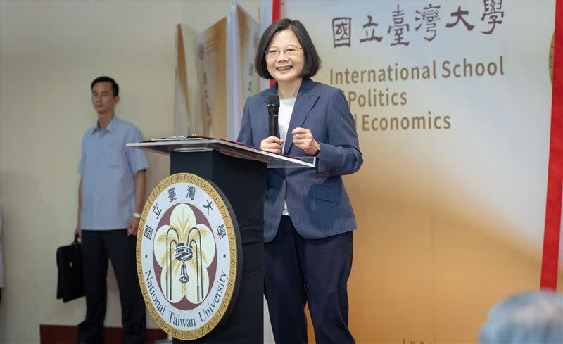 蔡英文總統今（6）日出席「台灣大學國際政經學院揭牌典禮」。（圖／總統府提供)