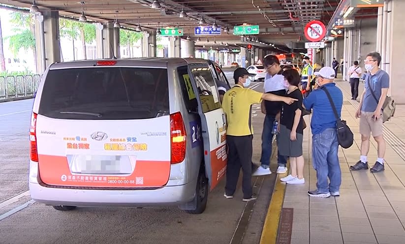 高鐵站周遭的空地幾乎都變成停車場。（圖／東森新聞）