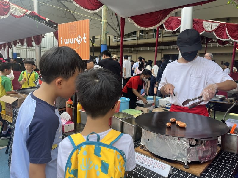 雅加達台灣學校校慶園遊會  台式美食飄香 雅加達台灣學校18日舉行校慶園遊會，販賣珍珠奶 茶、肉粽、台式蛋餅、熱狗和滷肉飯等攤位排隊人潮 絡繹不絕。 中央社記者李宗憲雅加達攝  113年5月18日 