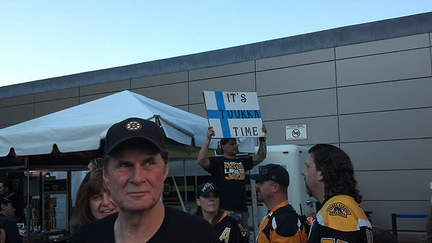 Boston Bruins Fan Fest: Dunking Blackhawks, personalizing beer