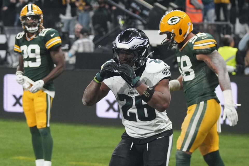 Eagles running back Saquon Barkley (26) celebrates one of his three touchdowns against the Packers by blowing kisses.