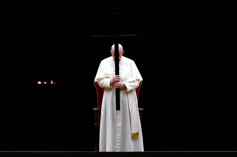 El Papa Francisco lidera la procesión del Vía Crucis durante la conmemoración del Viernes Santo, en medio de las restricciones por coronavirus, en El Vaticono