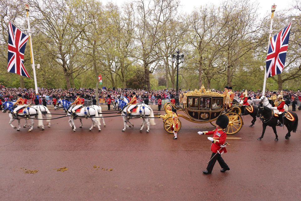 El rey Carlos III de Gran Bretaña y Camila, la reina consorte, viajan en el Carruaje Jubileo de Diamante en ruta a la Abadía de Westminster para su ceremonia de coronación en Londres, el sábado 6 de mayo de 2023. (Richard Heathcote, Pool vía AP)