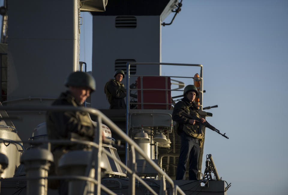 Marineros ucranianos montan guardia en el buque Slavutich de la Armada ucraniana en el puerto de Sebastopol, Ucrania, el lunes 3 de marzo de 2014. Rusia lanzó el lunes un ultimátum a dos buques de guerra de Ucrania en Crimea, exigiendo que sus tripulaciones se rindan de inmediato so pena de un asalto ruso, la incautación de las naves y la detención de sus tripulantes, denunció el Ministerio de Defensa de Ucrania. (Foto AP/Andrew Lubimov)