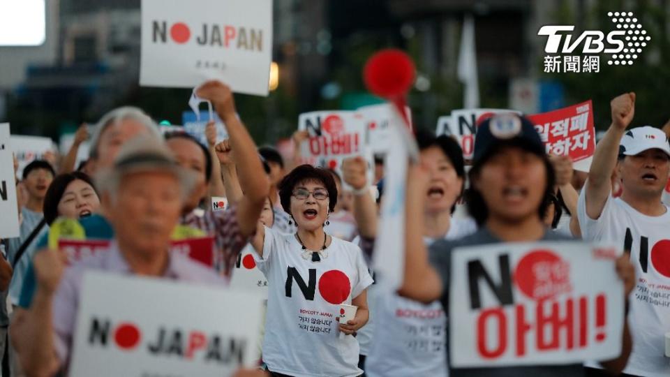 南韓民眾在街上集結抗議，高喊「NO JAPAN」、「NO ABE（不要安倍）」等口號。（圖／達志影像美聯社）