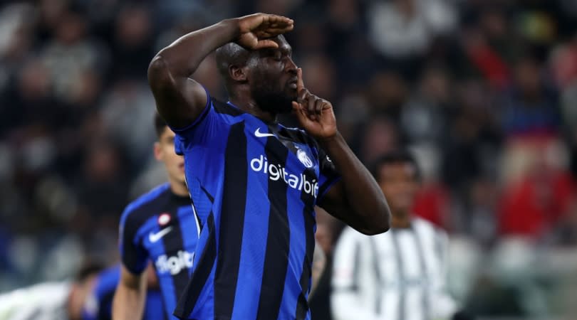  Romelu Lukaku celebrates in front of Juventus fans 