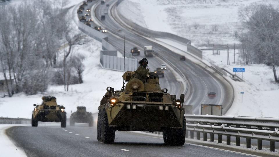 Militärfahrzeuge auf einer Autobahn