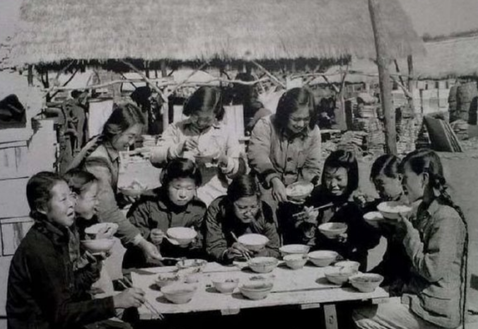 1957年中國遼寧地區某人民公社的吃飯情況（來源：微博）