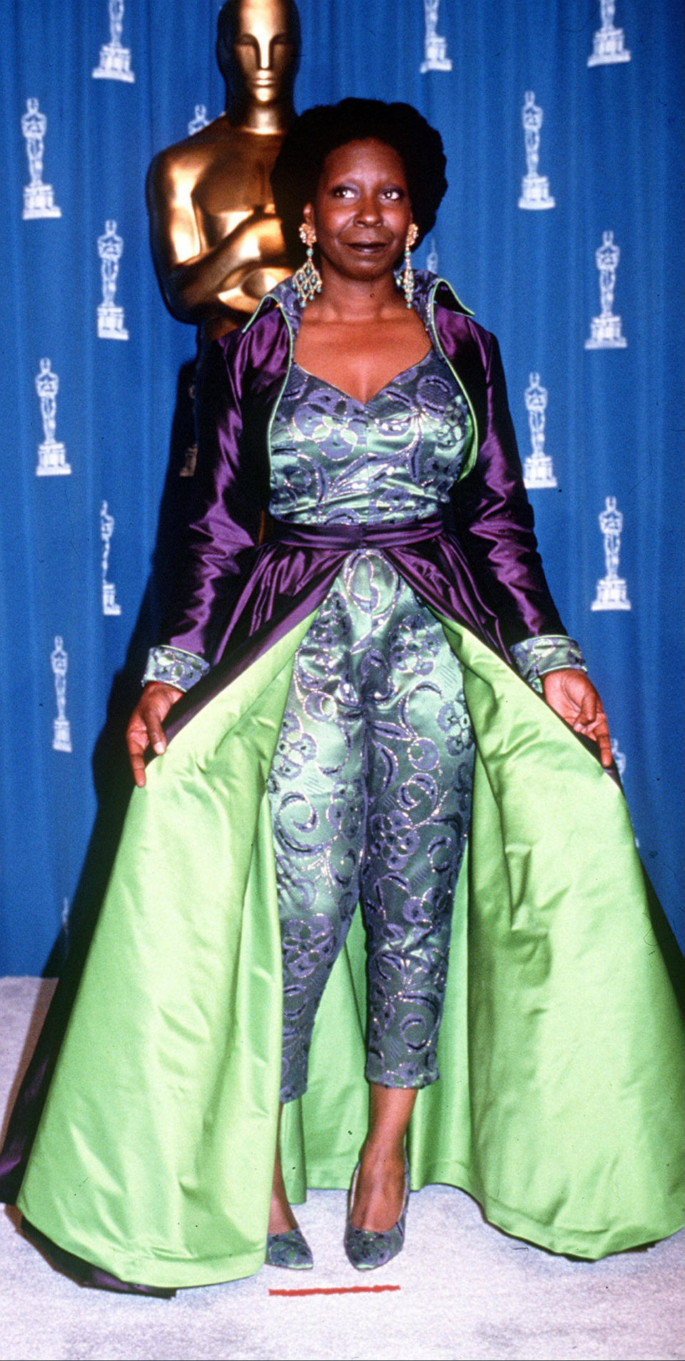 Deutlich mehr Mut zur Farbe bewies Whoopi Goldberg 1993. Die extravagante Mischung aus Kleid und Jumpsuit in lila, türkis und knallgrün hatte sie eigens für die Oscar-Verleihung in Beverly Hills gekauft. (Bild-Copyright: ddp Images/United Archives)