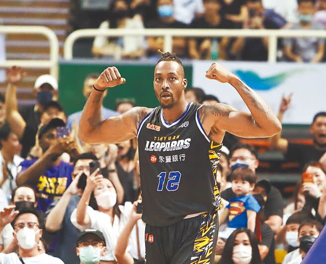 2022年11月19日／前NBA明星球員「魔獸」霍華德在台首戰19日登場，霍華德（見圖）本場攻下38分，只差一次助攻便完成在台出賽首次大三元，終場桃園永豐雲豹以120比115擊敗新北中信特攻。（陳怡誠攝）