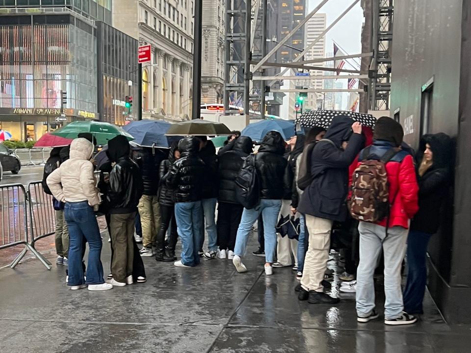 rainy day tourist crowds