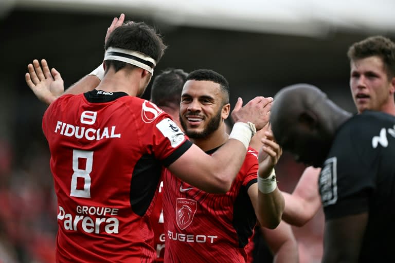 Le joueur de Toulouse Alexandre Roumat (à gauche) avec son coéquipier Matthis Lebel (au centre) après avoir marqué un essai lors du match de Champions Cup remporté 31-7 contre le Racing92 au stade Ernest-Wallon à Toulouse le 7 avril 2024. (Lionel BONAVENTURE)