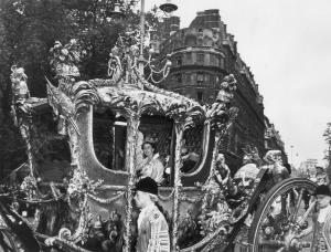 The Queen in the carriage | Fox Photos/Getty Images