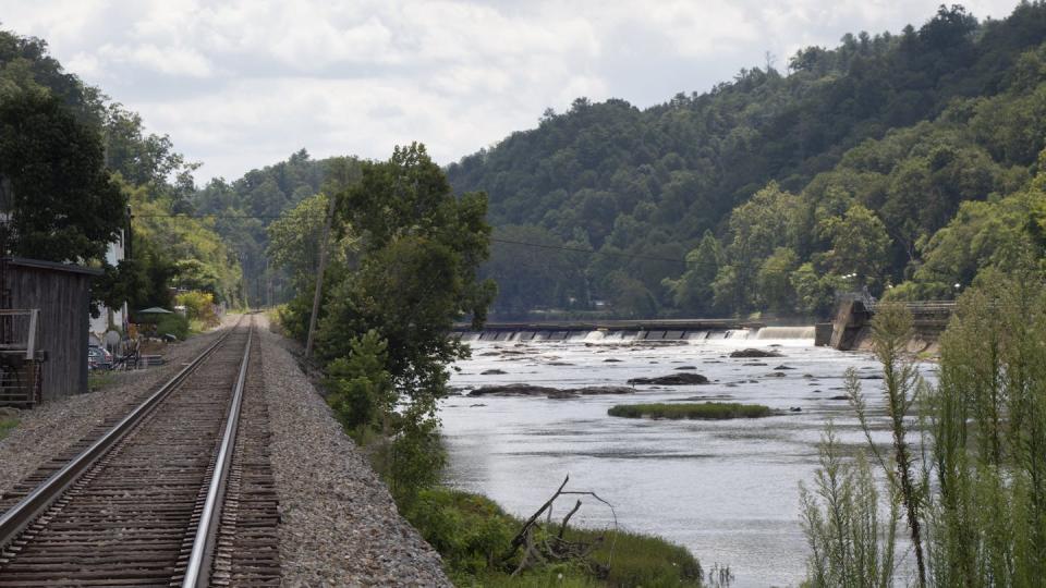 Often, small mountain towns have little available land between a river and the mountains. Here, the French Broad River flows near Marshall, N.C. <a href="https://commons.wikimedia.org/wiki/File:French_Broad_River_at_Marshall,_North_Carolina_1.jpg" rel="nofollow noopener" target="_blank" data-ylk="slk:Nicholas Hartmann via Wikimedia;elm:context_link;itc:0;sec:content-canvas" class="link ">Nicholas Hartmann via Wikimedia</a>, <a href="http://creativecommons.org/licenses/by/4.0/" rel="nofollow noopener" target="_blank" data-ylk="slk:CC BY;elm:context_link;itc:0;sec:content-canvas" class="link ">CC BY</a>