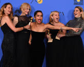 <p>Schwarz ist die Farbe von Trauer und – neuerdings von Protest. „Time’s Up“ hatte die Teilnehmer der Golden Globes deshalb aufgefordert, als Zeichen der Solidarität zur Bewegung bei der Verleihung Schwarz zu tragen – und die Mehrheit, wie hier Laura Dern, Nicole Kidman, Zoë Kravitz, Reese Witherspoon und Shailene Woodley (v.l.n.r.), kam der Aufforderung nach. Wer selbst schwarz trägt und mithilfe des Hashtags #whywewearblack auf seinen Social-Media-Kanälen das Ansinnen erklärt, schafft Bewusstsein unter Freunden und Followern. (Bild: AP Photo) </p>