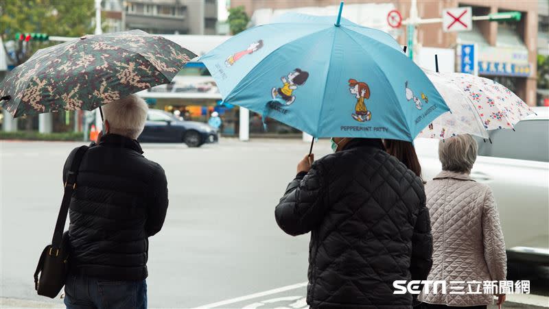 下周五梅雨鋒面報到，加上後面東北季風影響，各地低溫將下探19度。（示意圖／記者陳弋攝影）