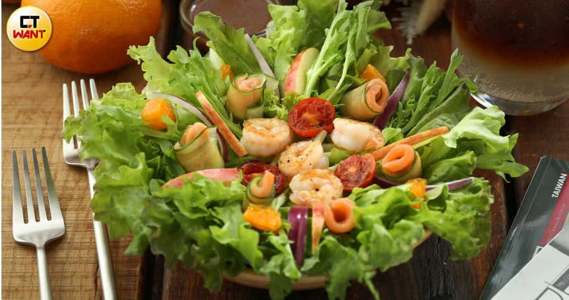 「清Salad」以隨時令調整的蔬菜搭配煙燻鮭魚、炙燒蝦仁，讓味蕾得以清爽。（230元，圖／于魯光攝）