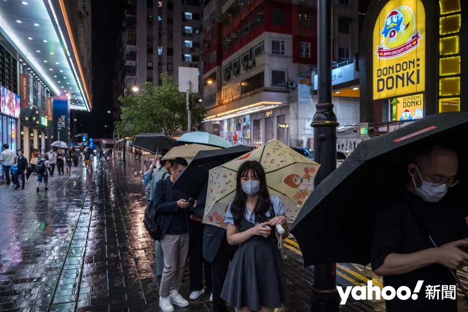 天文台今日晚間陸續發出黃雨、紅雨警告信號，在銅鑼灣行人撐傘