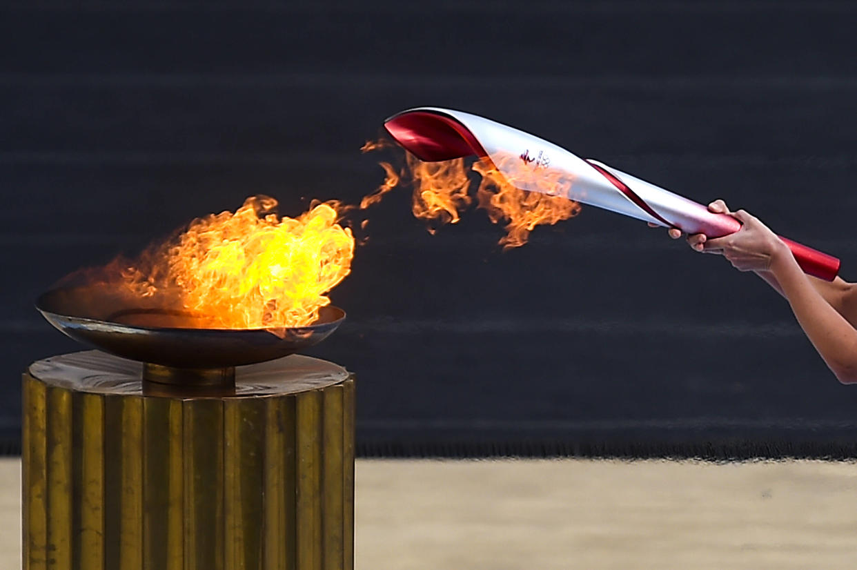 La flamme olympique (ici le 19 octobre 2022 en Grèce) 
sera protégée par 100 policiers et gendarmes dans une « bulle de sécurité » lors des JO de Paris 2024 