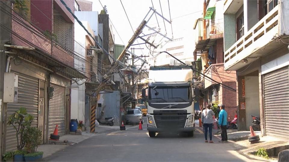 聯結車貨櫃勾電纜...  電線桿遭扯斷 45度卡半空遙遙欲墜