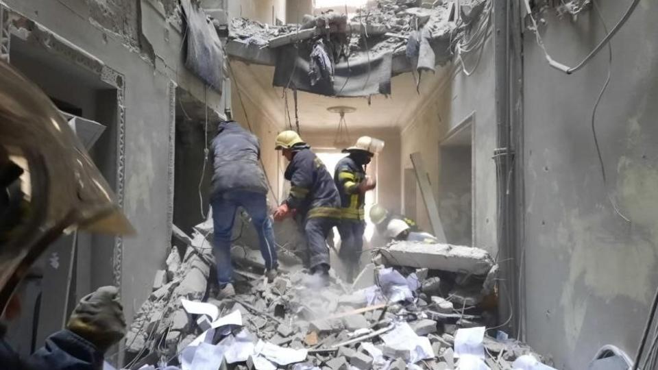 Un edificio gubernamental con daños en Járkiv