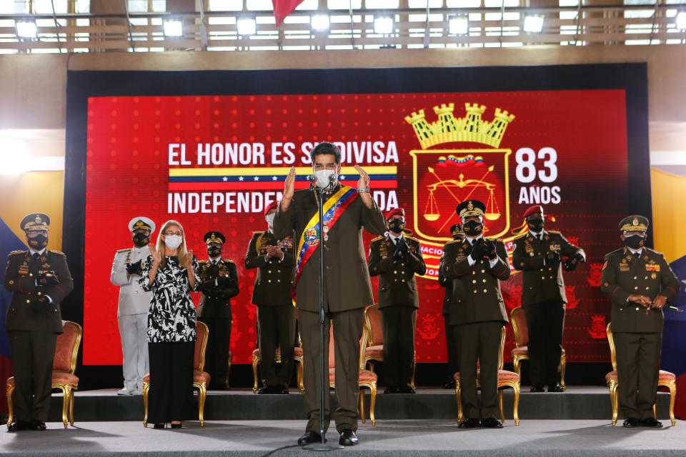 El presidente de Venezuela, NicolÃ¡s Maduro (C), pronuncia un discurso durante la ceremonia del 83 aniversario de la Guardia Nacional Bolivariana en la Academia Militar, en Caracas, el 4 de agosto de 2020 (Presidencia de Venezuela/AFP | Jhonander Gamarra)