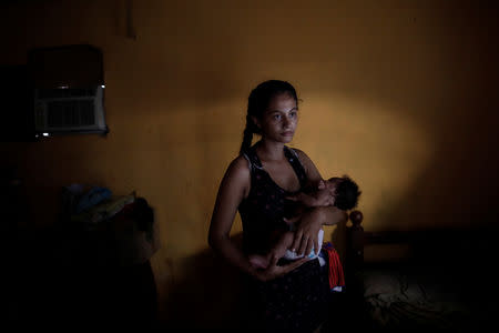 Reina Peley de 20 años fotografiada junto a su hija en su casa de Maracaibo, Venezuela. 12 de abril de 2019. REUTERS/Ueslei Marcelino.