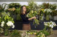 <p>Philippa Craddock es la encargada de las flores en la boda de Harry y Meghan. Algunas de las que ha elegido son rosas blancas, peonías y dedaleras. El coste de la decoración en los dos escenarios de la boda, la capilla y el salón, será de 126.000 euros. (Foto: Dominic Lipinski / Reuters). </p>