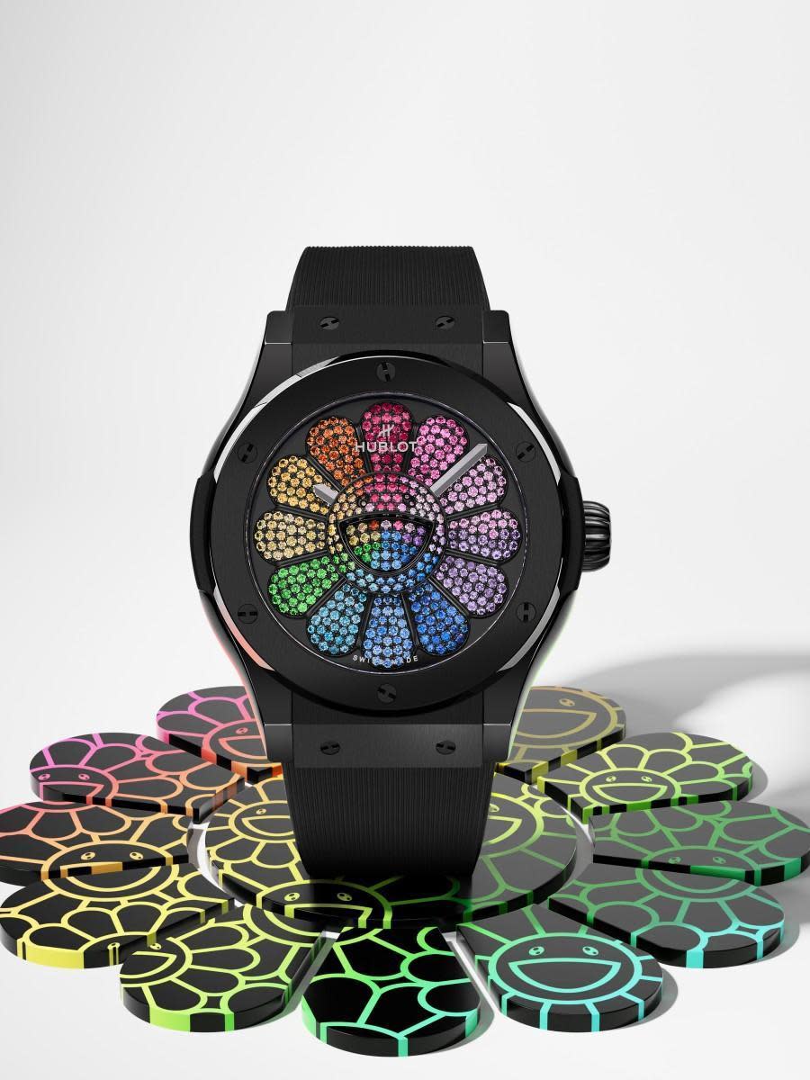 HUBLOT Classic Fusion Takashi Murakami Black Ceramic Rainbow 此為宇舶與村上隆合作的第三代錶款的第13只錶，至於前12只則要等到三月底日內瓦錶展才會公開。收藏家必須收集前12只錶的NFT，才能買這第13只。此錶以黑陶瓷錶殼配上彩虹寶石鑲成的彩虹微笑小花，可以說是所有錶款的「終極綜合版」。（圖片版權@TM/KK）