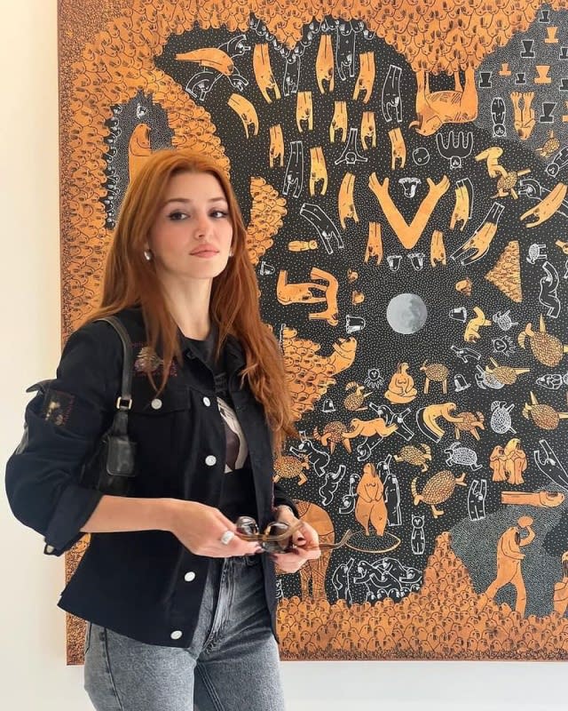 Hande Erçel es una apasionada de la pintura y siempre aprovecha para visitar todas las exposiciones que puede