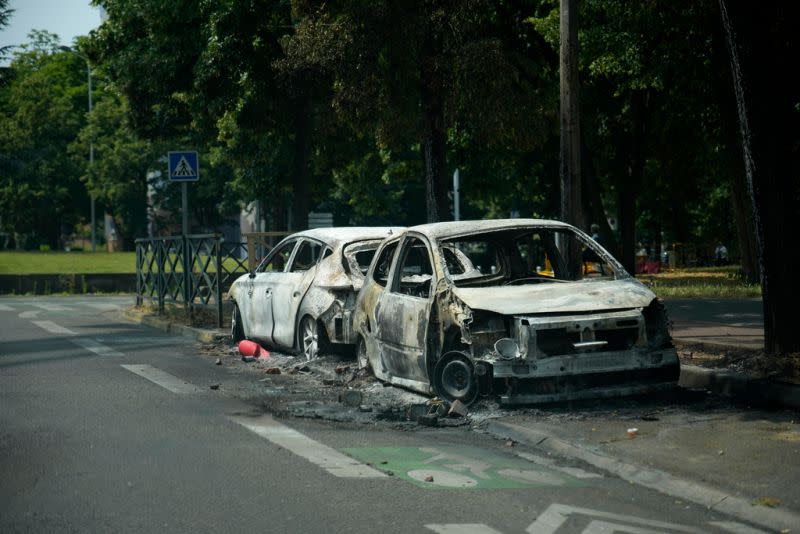 ▲法國巴黎郊區南泰爾（Nanterre）槍擊事件引發法國民眾怒火，大批年輕人上街縱火焚燒汽車、建築，至少31人遭警方逮捕拘留。（圖／美聯社／達志影像）