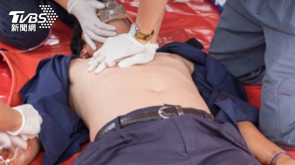 大學生幫受傷工人CPR。（示意圖／shutterestock達志影像）