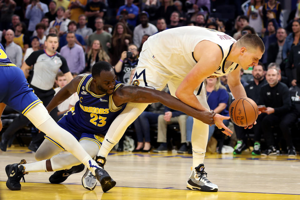 金州勇士Draymond Green(圖左)、丹佛金塊Nikola Jokic。(Photo by Ezra Shaw/Getty Images)