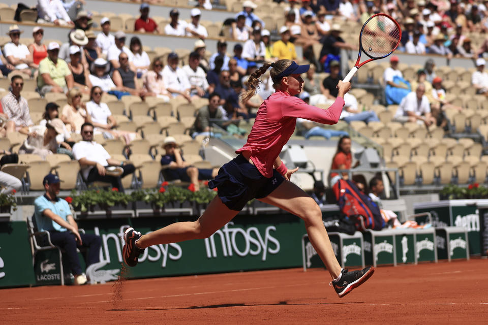 Elena Rybakina devuelve ante Linda Noskova durante la segunda ronda del Abierto de Francia, el jueves 1 de junio de 2023, en París. (AP Foto/Aurelien Morissard)