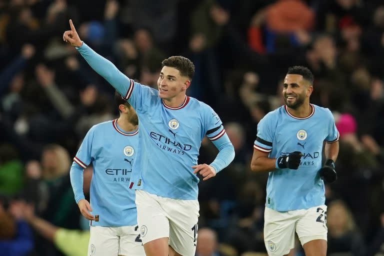 Julián Álvarez festeja su gol de penal al Chelsea