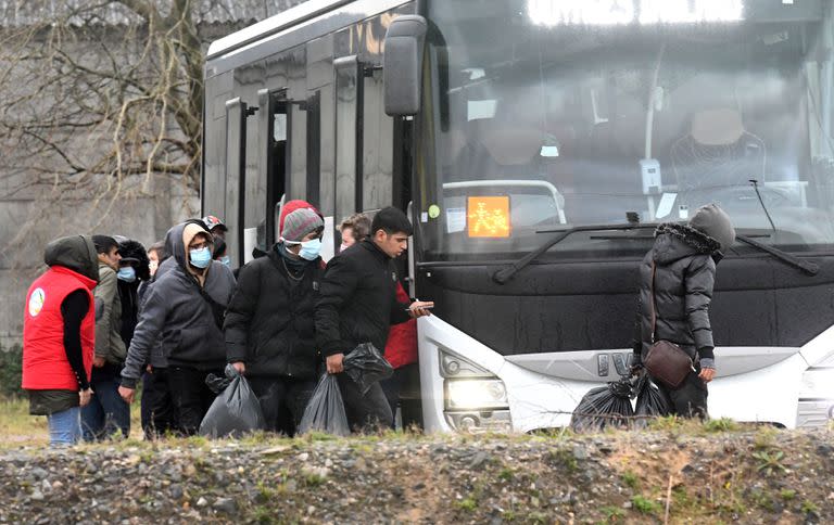 Migrantes a la espera de un traslado en Calais, Fancia. (Photo by FRANCOIS LO PRESTI / AFP)