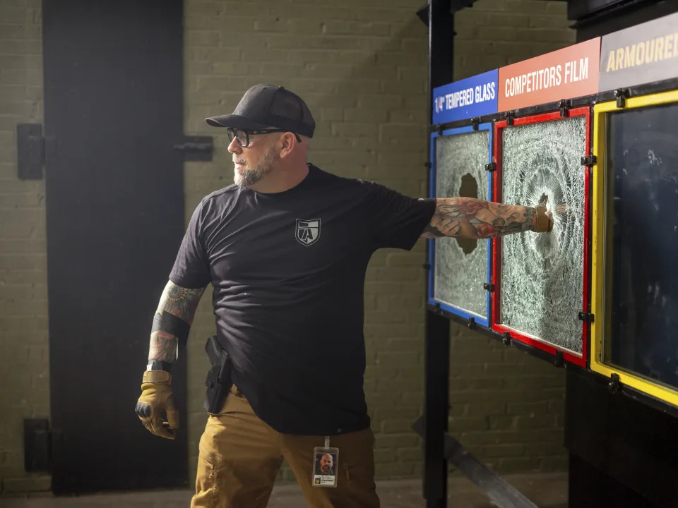 En una foto proporcionada por Zackary Canepari, se ve a Tom Czyz, fundador de la compañía, dirigir una demostración de defensa contra atacantes armados en Armoured One en Syracuse, Nueva York. (Zackary Canepari vía The New York Times)