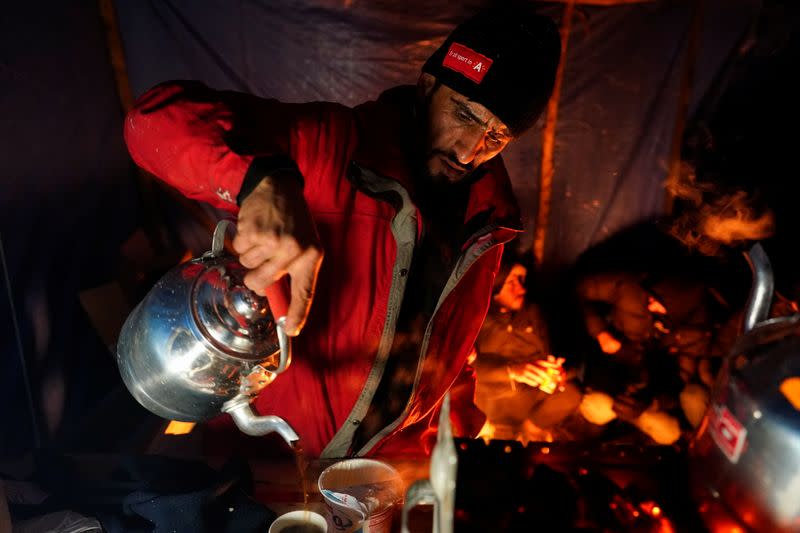 Wider Image: En un campo de inmigrantes en Francia, un hombre vende sándwiches para pagarle a los traficantes