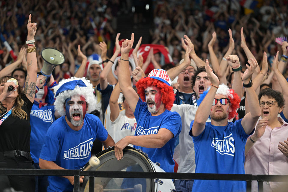 Frankreich-Fans jubeln vor dem Basketball-Viertelfinalspiel der Männer zwischen Frankreich und Kanada während der Olympischen Spiele 2024 in Paris in der Bercy Arena in Paris am 6. August 2024. (Foto: Damien Meyer/AFP) (Foto: Damien Meyer/AFP über Getty Images)