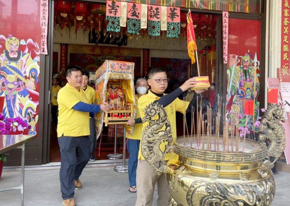 大庄浩天宮潛水媽登山隊員昨日在媽祖殿參拜後，帶著媽祖、千里眼、順風耳等神尊出發，預計深夜開始攻頂，十六日晚上回程。（記者陳金龍攝）