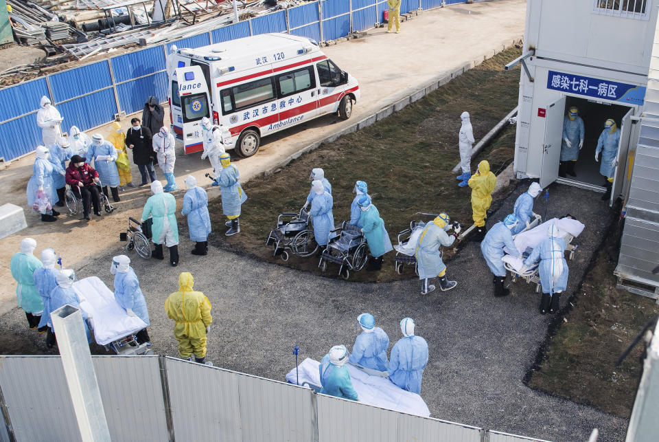 Auf diesem Foto, das eine chinesische Presseagentur herausgegeben hat, sind die ersten Patienten oder Patientinnen des neu fertig gestellten Huoshenshan-Krankenhauses zu sehen. (Foto: Xiao Yijiu / Xinhua via AP)