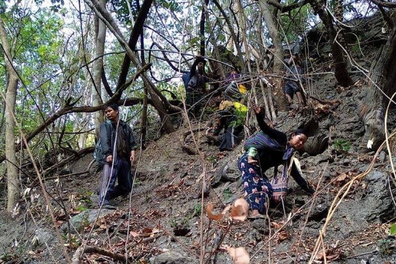 People flee from fighting in Myanmar's northwestern town of Mindat in Chin State