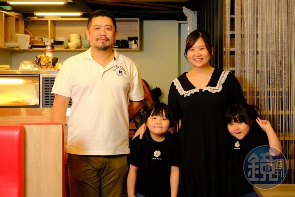 楊耀明（左1）和太太高琮雅（右2）一起創業，全家人也住在店內後方空間。