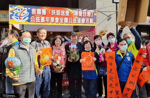 農曆春節前夕，基隆市救國團發起「扶弱送愛．傳愛台灣」～新春二手市集、創意手作、迎春花藝義賣活動。〈記者王世明攝〉