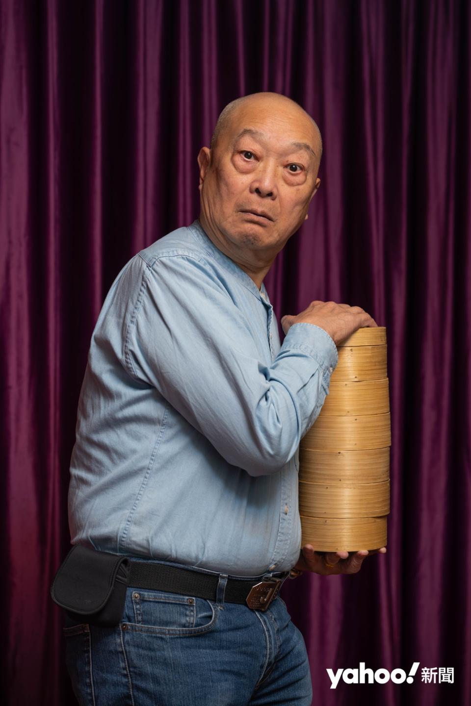 盧康源（湯圓）現年78歲，加入劇社7年，每次演出均靠抄寫記劇本。
