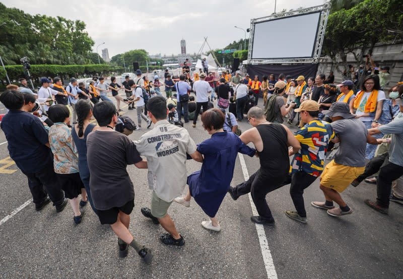 歌手巴奈帶群眾凱道跳舞（3） 原轉小教室5日下午在台北凱達格蘭大道舉辦「在路 上的朋友派對」，歌手巴奈帶領群眾跳原住民舞蹈， 期待推動社會對原住民族了解，政府落實轉型正義。 中央社記者裴禛攝  113年5月5日 